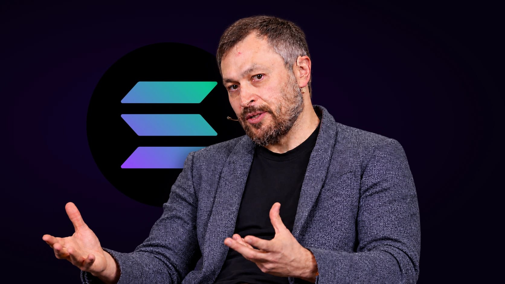 Anatoly Yakovenko ante el logo circular de Solana sobre fondo oscuro