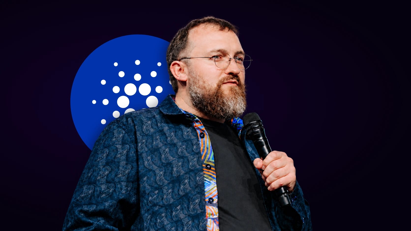Charles Hoskinson ante el logo circular de Cardano sobre fondo oscuro