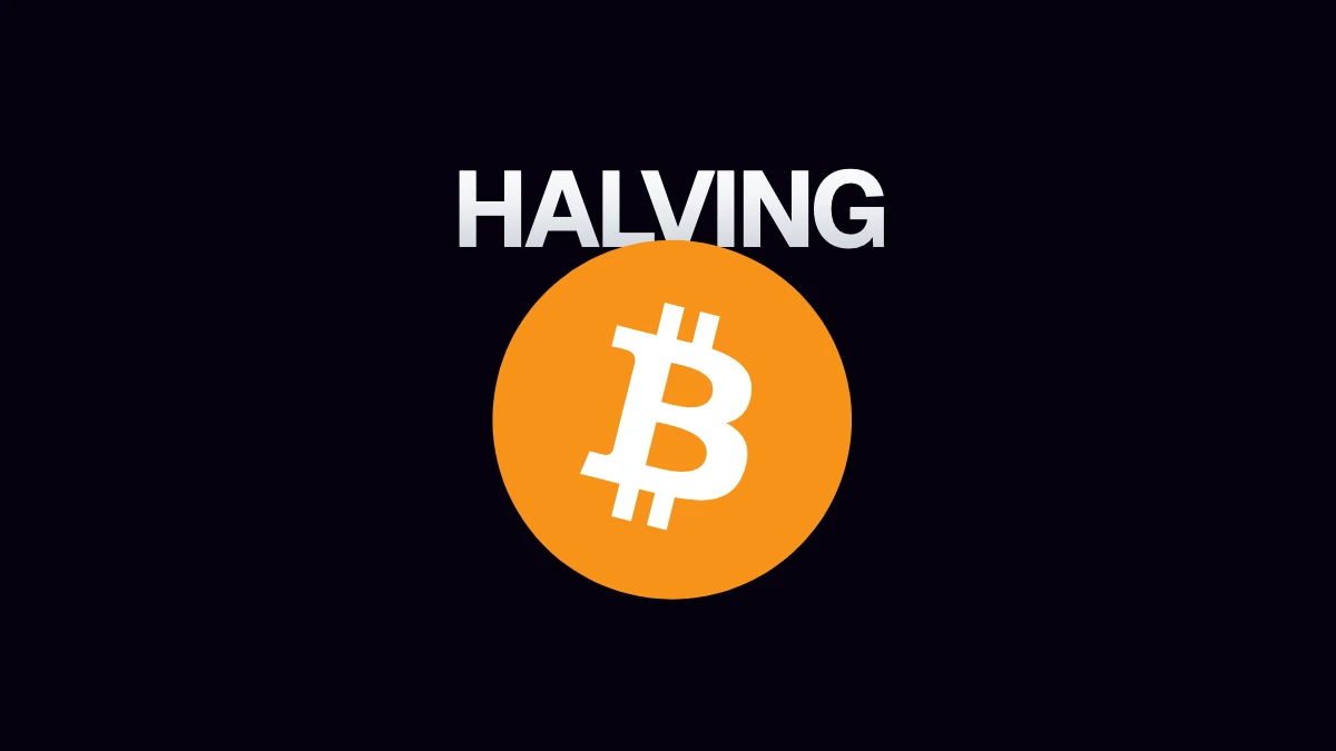 Logo circular naranja de Bitcoin solapado ligeramente con el rótulo plateado HALVING