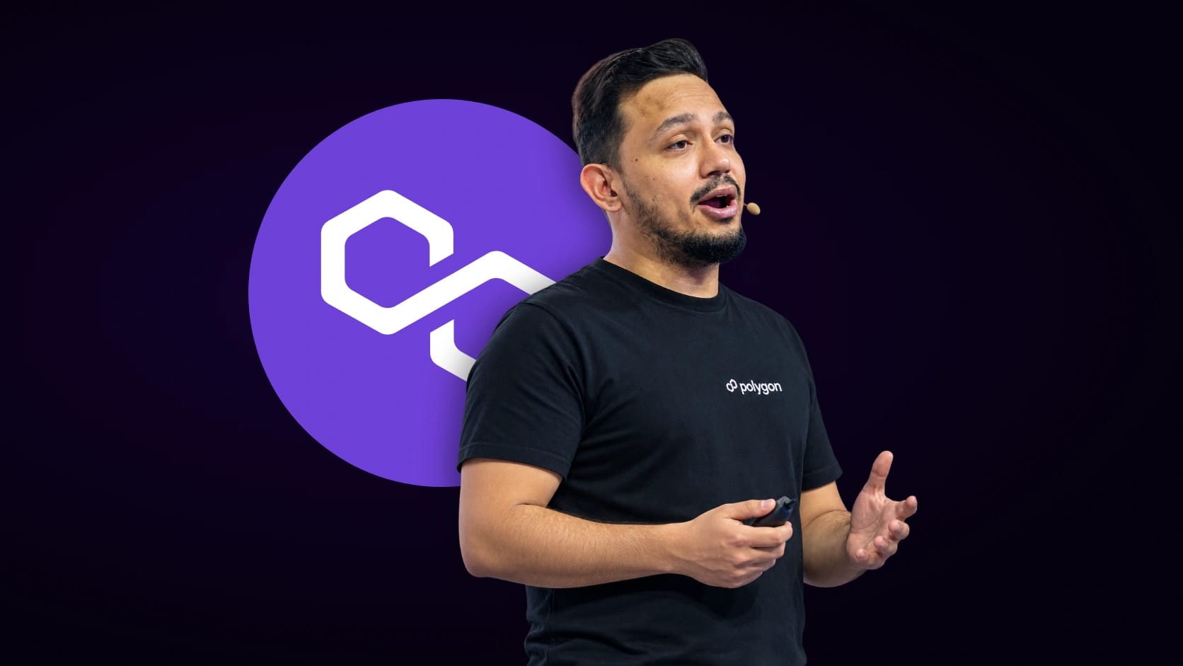 Sandeep Nailwal ante el logo circular de Polygon sobre fondo oscuro