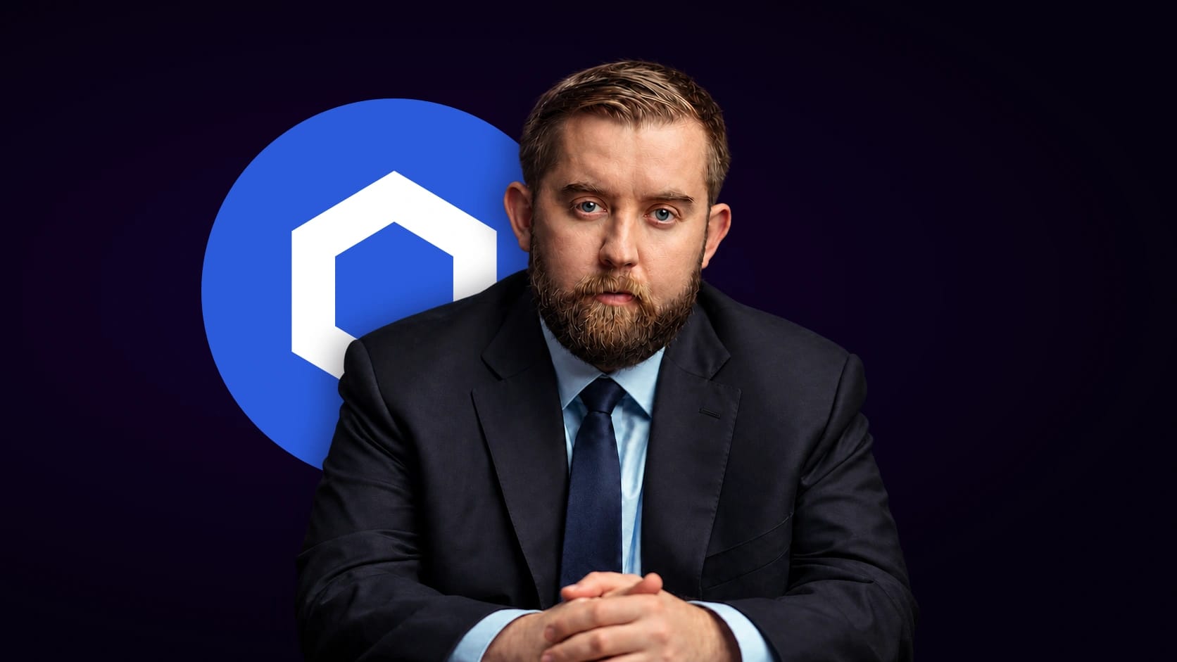 Sergey Nazarov ante el logo circular de Chainlink sobre fondo oscuro