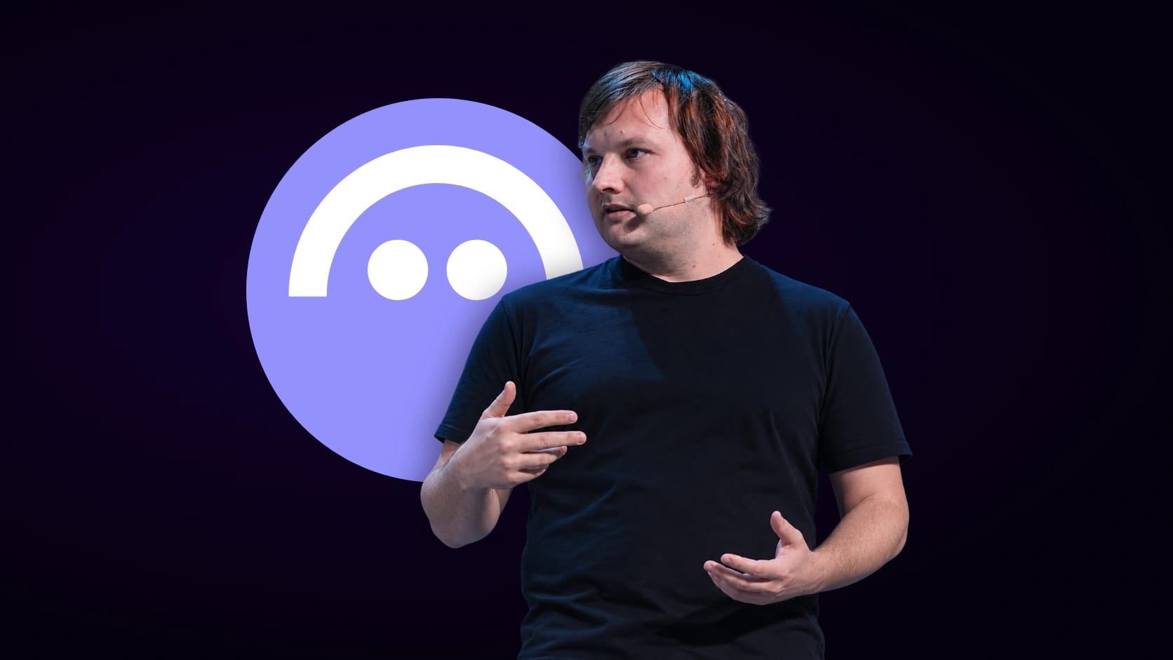 Stani Kulechov ante el logo circular de Aave sobre fondo oscuro