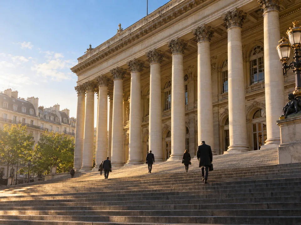 Columnata del Palais Brongniart, la antigua bolsa de París, a primera hora con personas de espaldas en la escalinata, valores en registro distribuido con blockchain en Francia