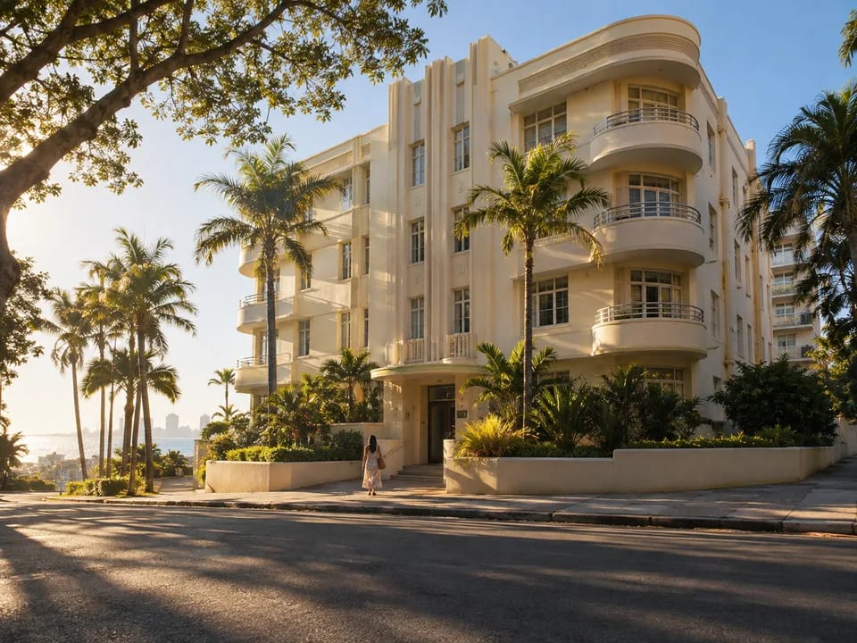Edificio de apartamentos art déco de fachada clara en una calle de Durban, inversión inmobiliaria tokenizada con blockchain en Sudáfrica