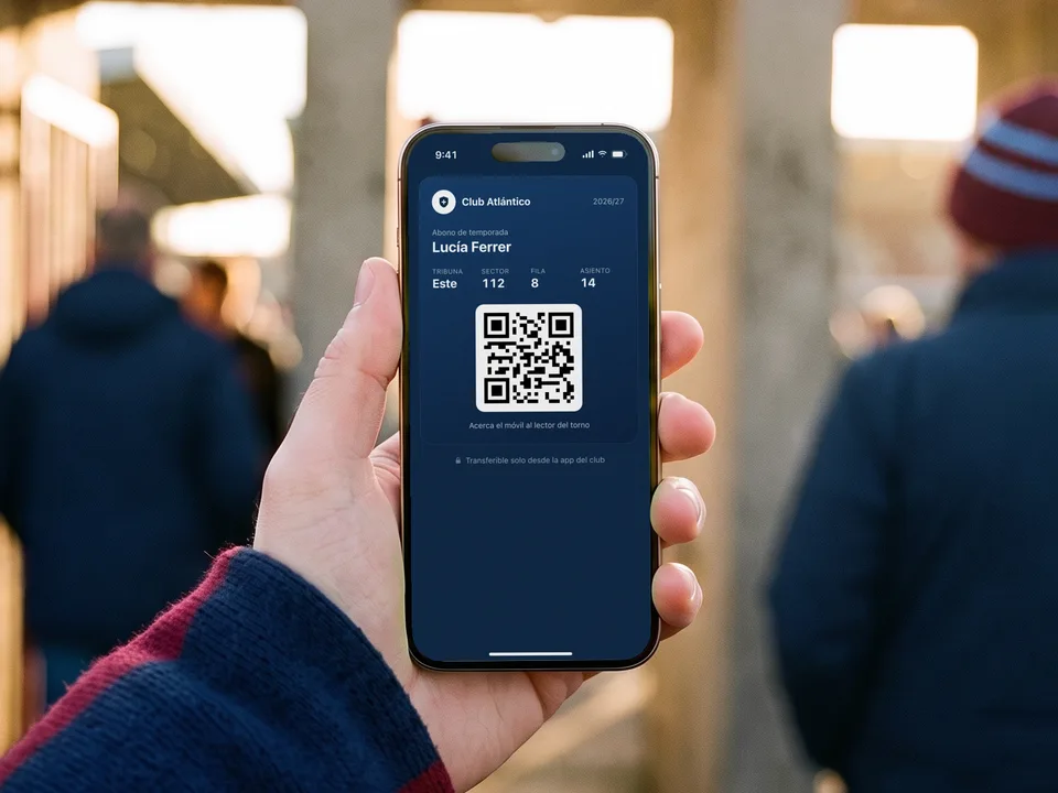 Aficionado muestra su abono digital con código QR en el móvil a la entrada del estadio, desde una wallet