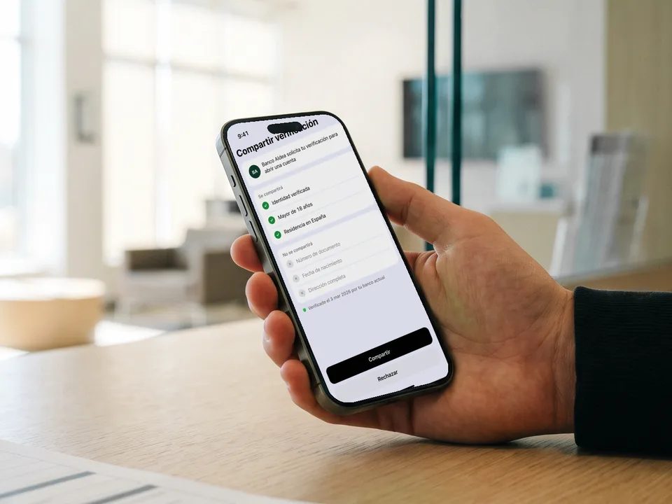 Móvil en un banco que pide compartir solo la verificación necesaria, KYC reutilizable con identidad digital