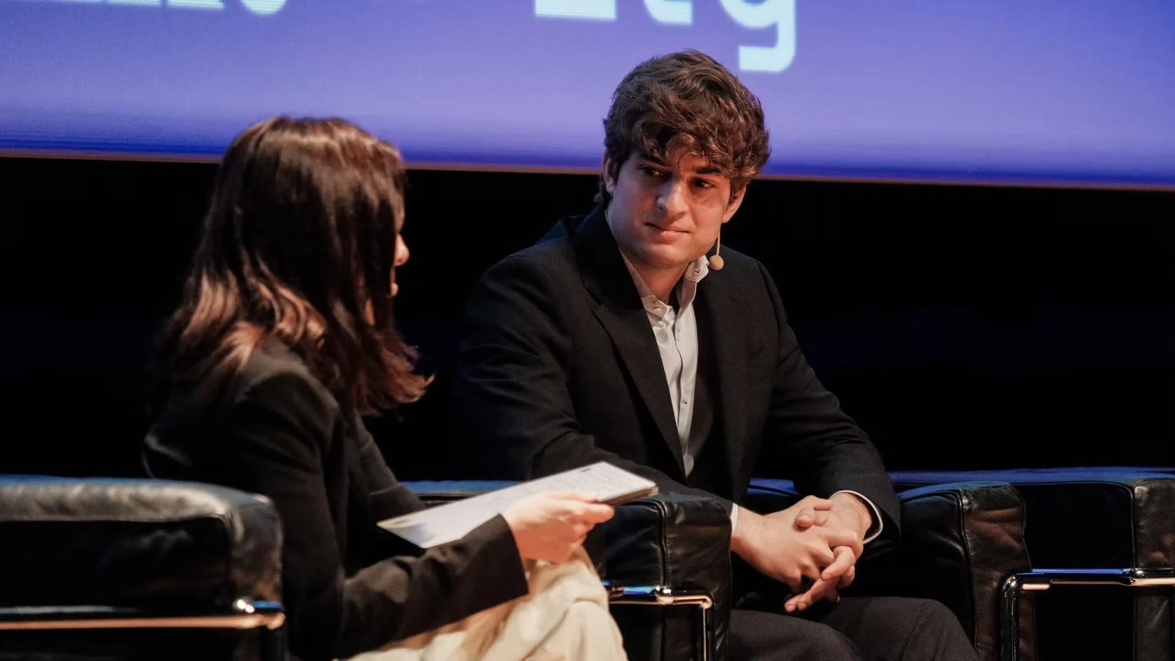 Pablo Gómez listening to Aida Estévez during their conversation at Foro CTV 2026