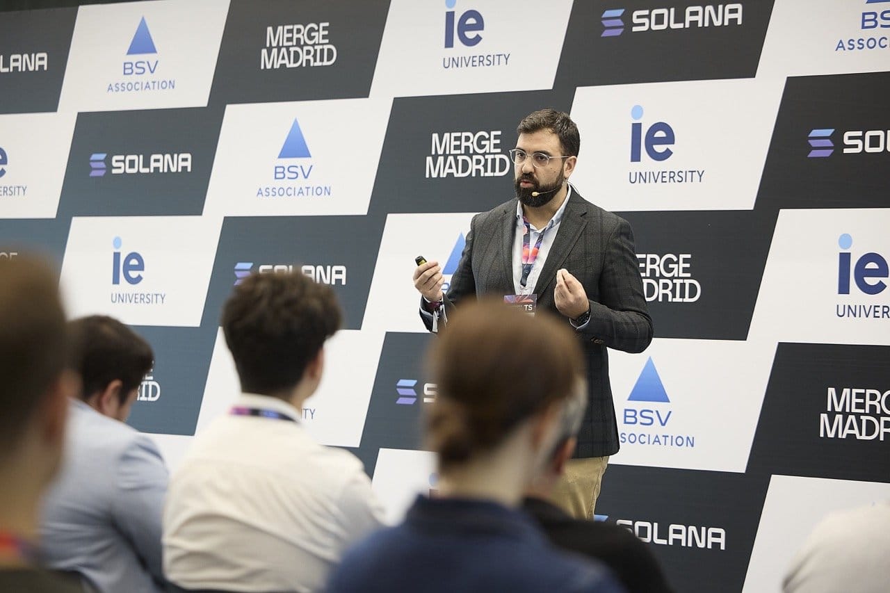 Metlabs speaker explaining a presentation to attendees at Merge Madrid