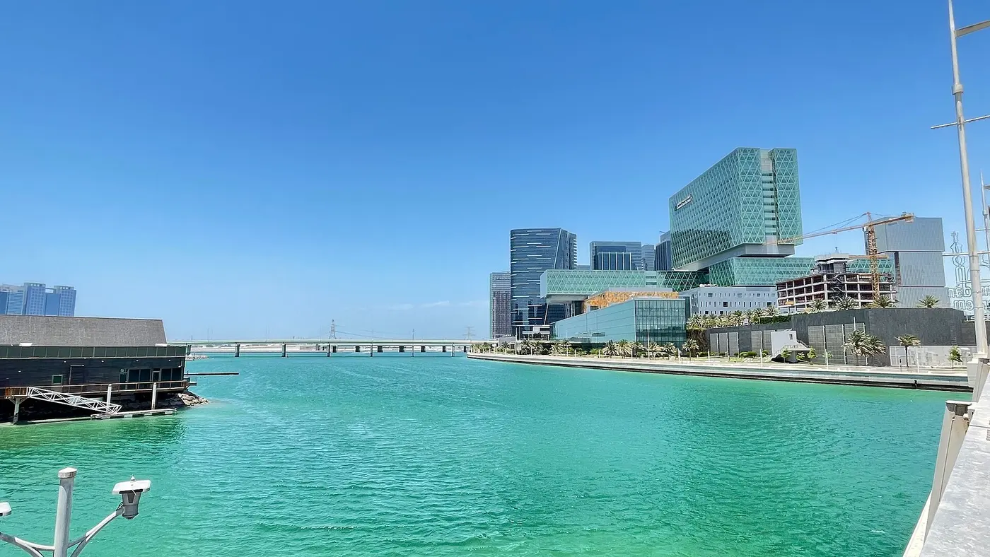 Paseo marítimo y edificios de Al Maryah Island, en Abu Dabi