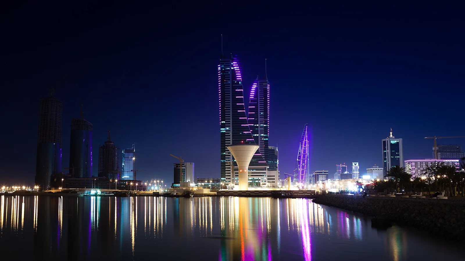 Torres iluminadas del Bahrain Financial Harbour junto al agua