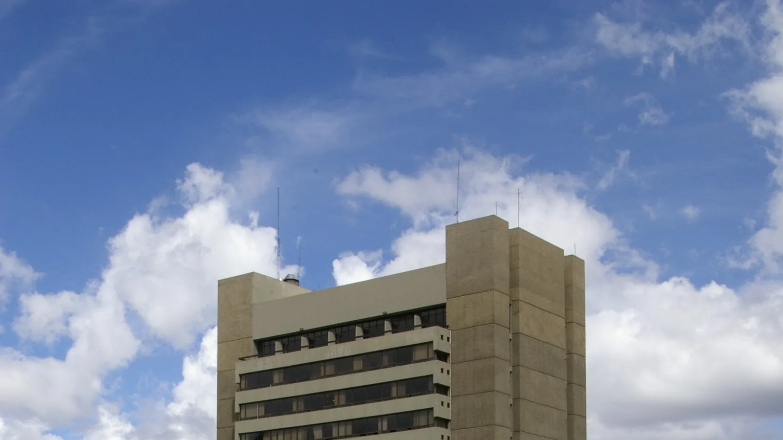 Torre del Banco Central de Bolivia entre los edificios de La Paz
