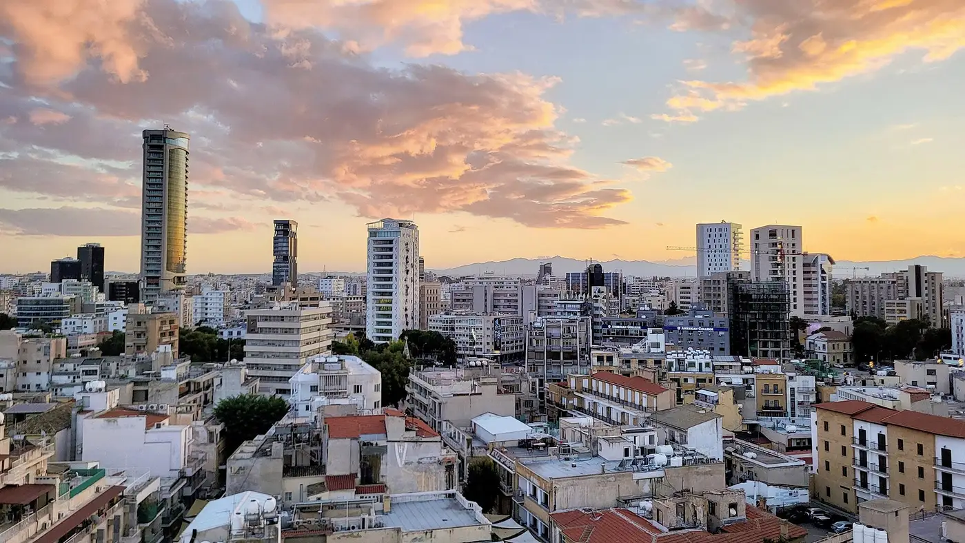 Edificios del centro de Nicosia al atardecer