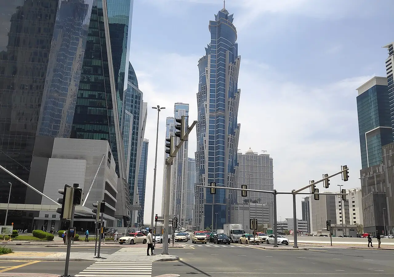 Torres de oficinas y avenida en Business Bay, Dubái
