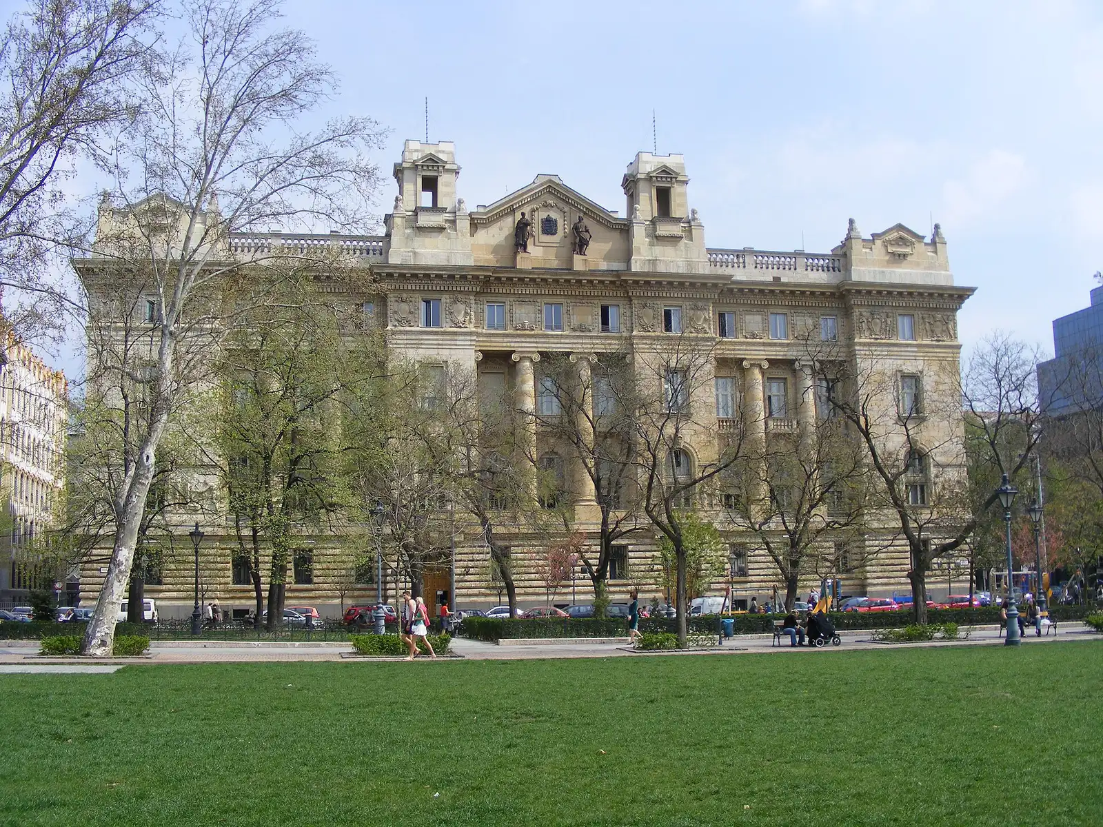 Fachada del Banco Nacional de Hungría, en Budapest
