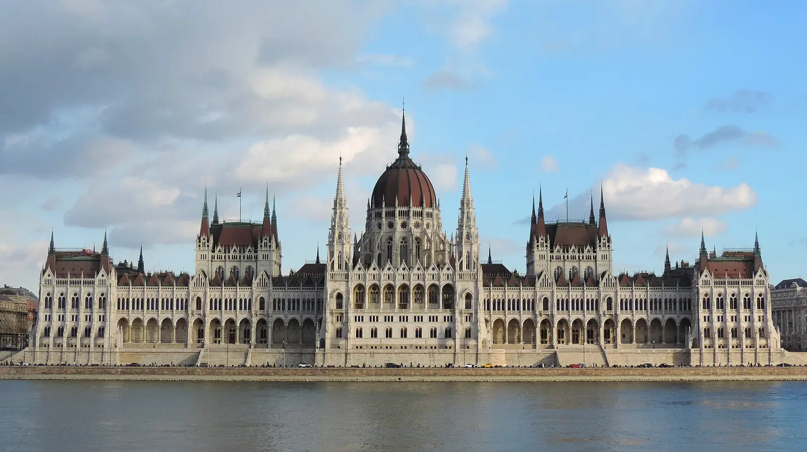 Parlamento de Hungría visto desde el Danubio, en Budapest