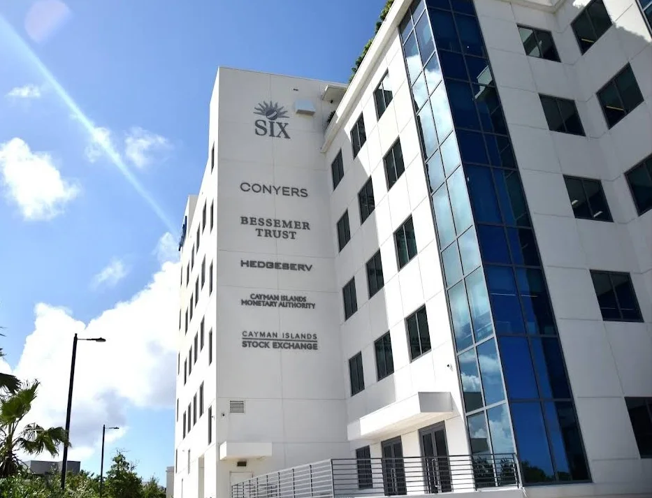 Edificio SIX, en Cricket Square, sede de la Autoridad Monetaria de las Islas Caimán