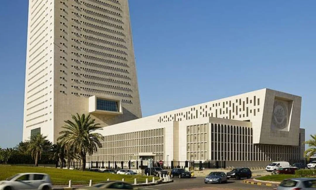 Torre y acceso principal del Banco Central de Kuwait