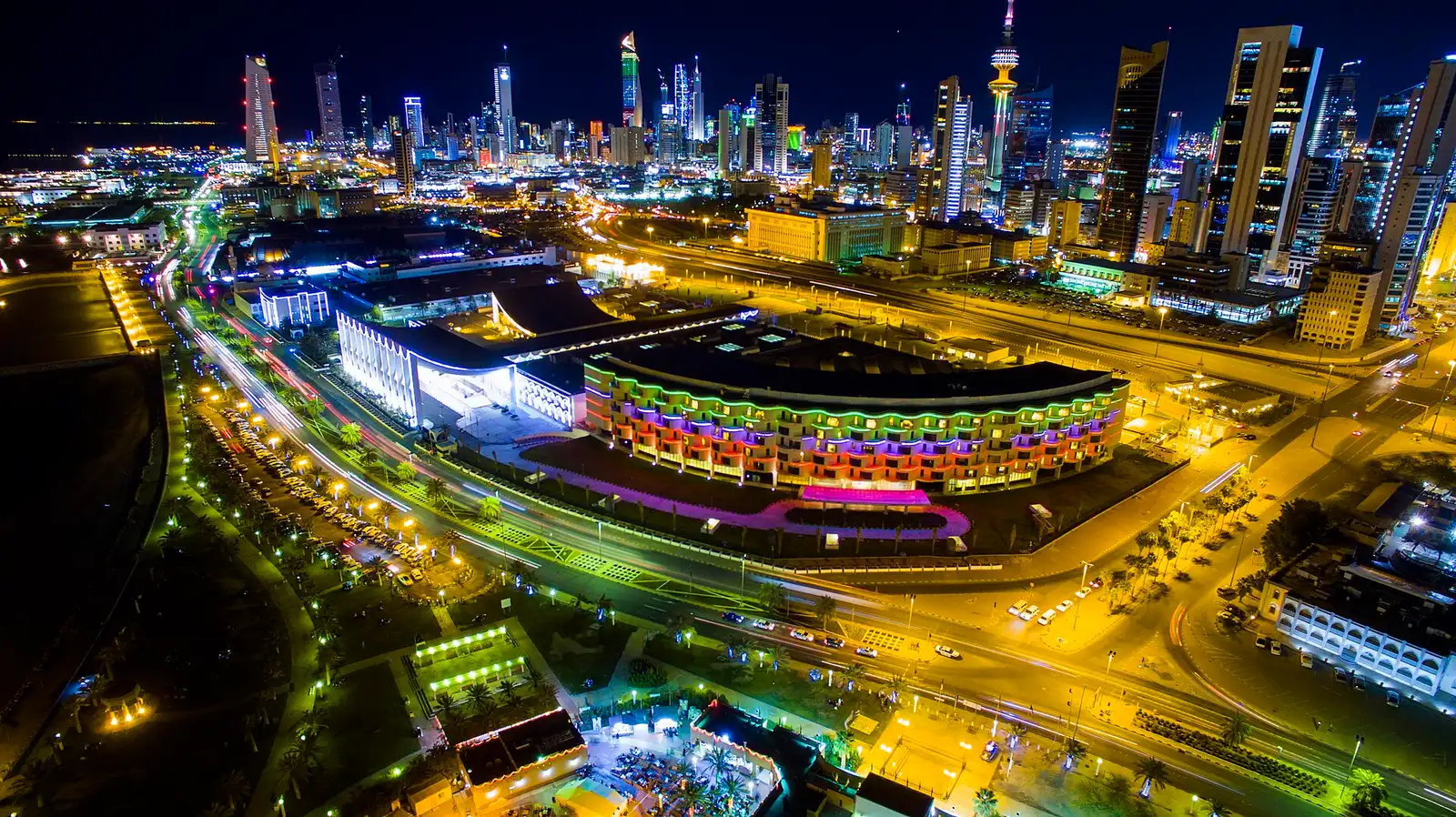 Vista aérea del edificio de la Asamblea Nacional de Kuwait, de noche