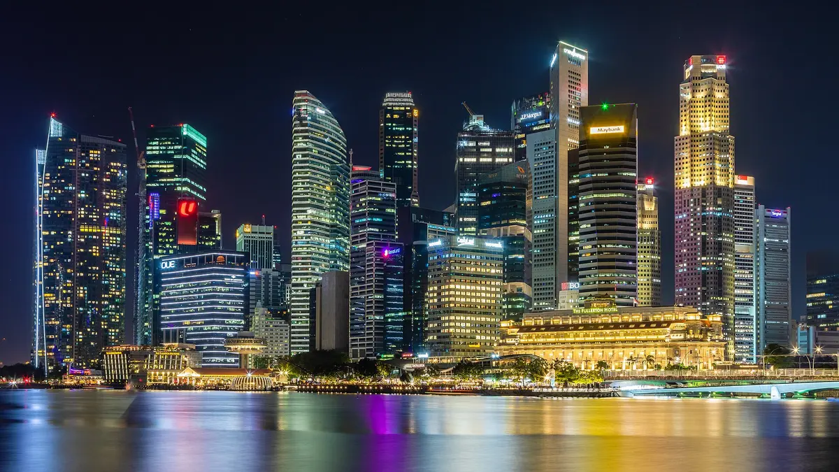 Rascacielos de Raffles Place iluminados junto a Marina Bay