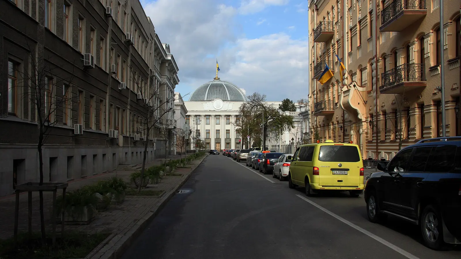 Vista de una calle con la cúpula de la Verjovna Rada al fondo
