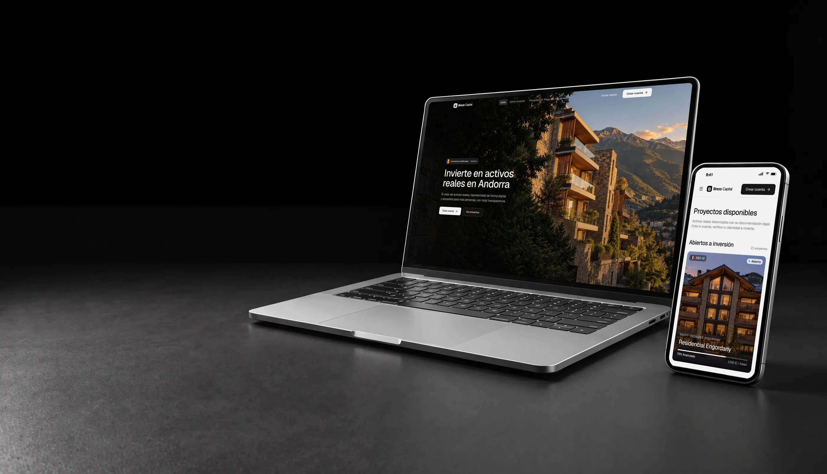 Plataforma white label de tokenización en Andorra en un portátil y un móvil, con un edificio residencial de Escaldes-Engordany