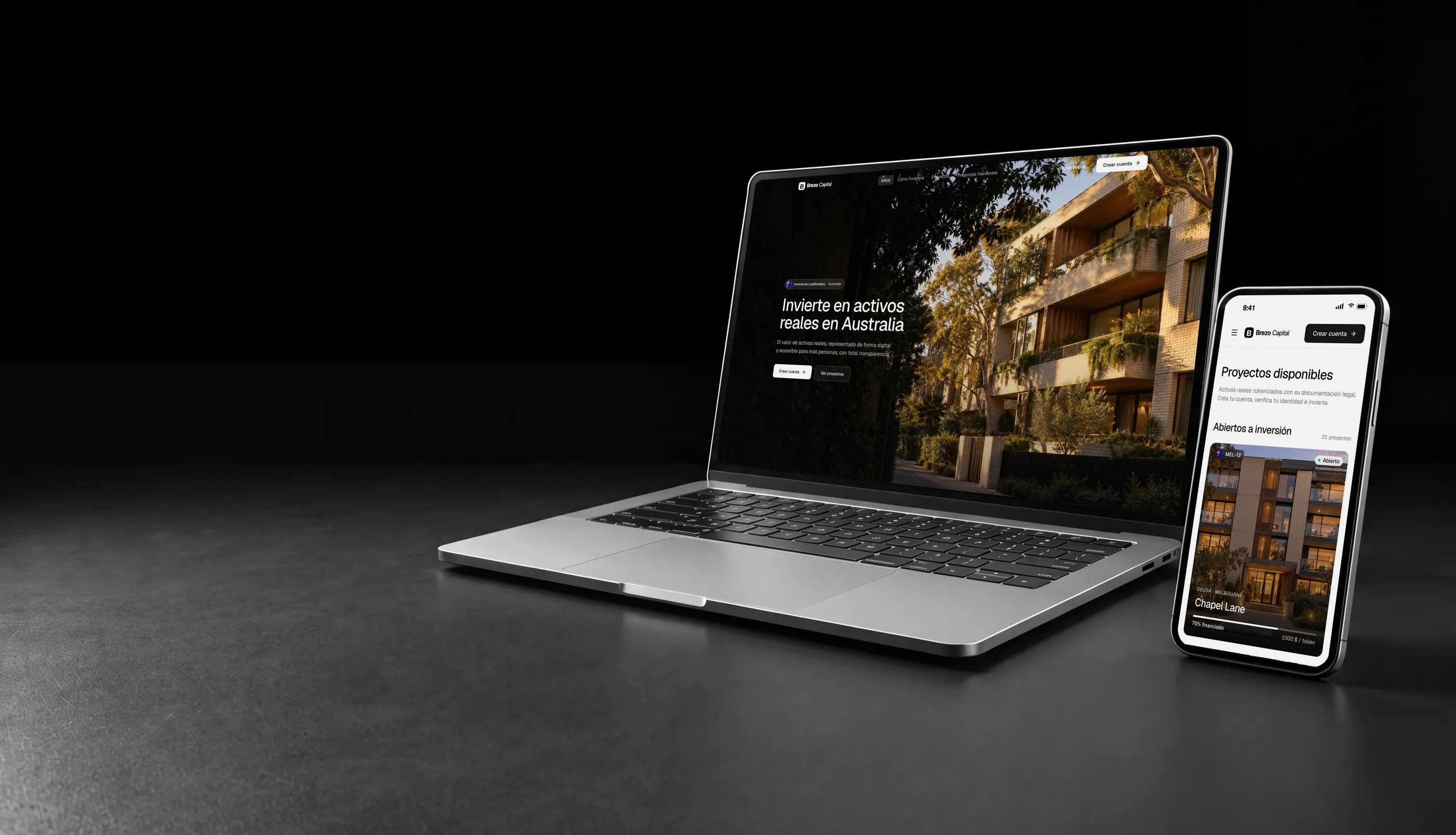 Plataforma white label de tokenización en Australia en un portátil y un móvil, con un edificio residencial de Melbourne