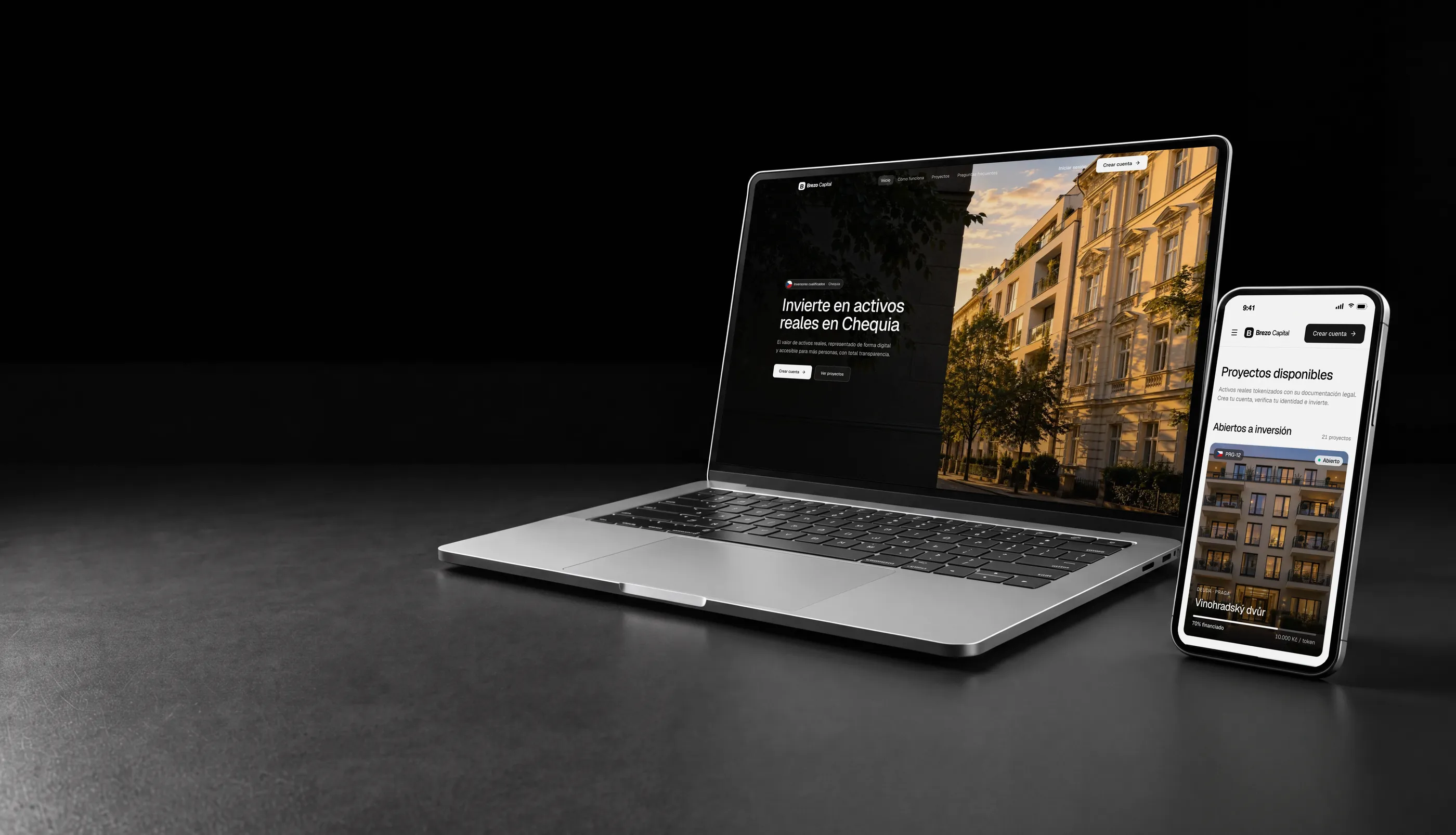 Plataforma white label de tokenización en Chequia en un portátil y un móvil, con un edificio residencial de Praga