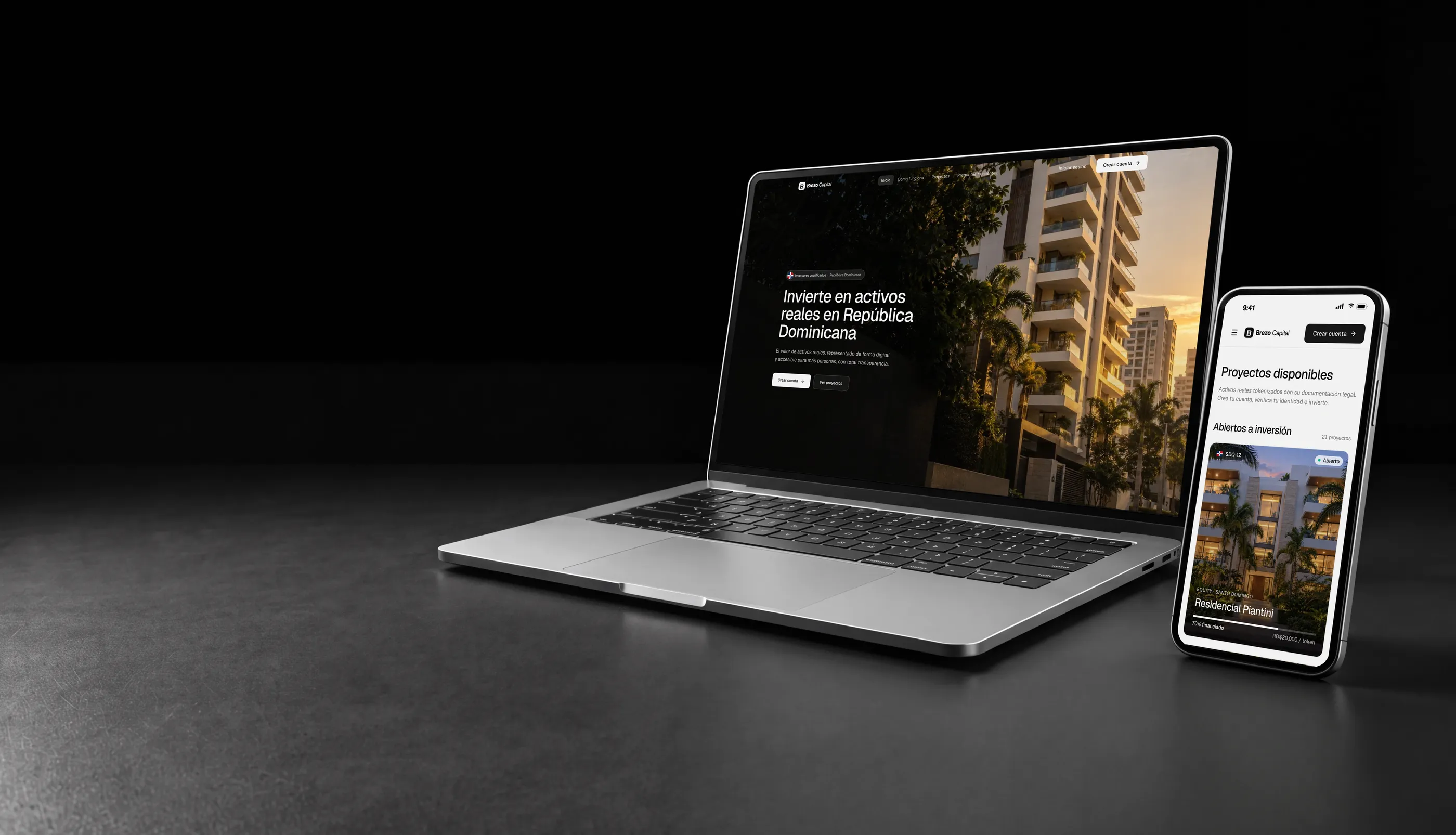 Plataforma white label de tokenización en República Dominicana en un portátil y un móvil, con un edificio residencial de Santo Domingo
