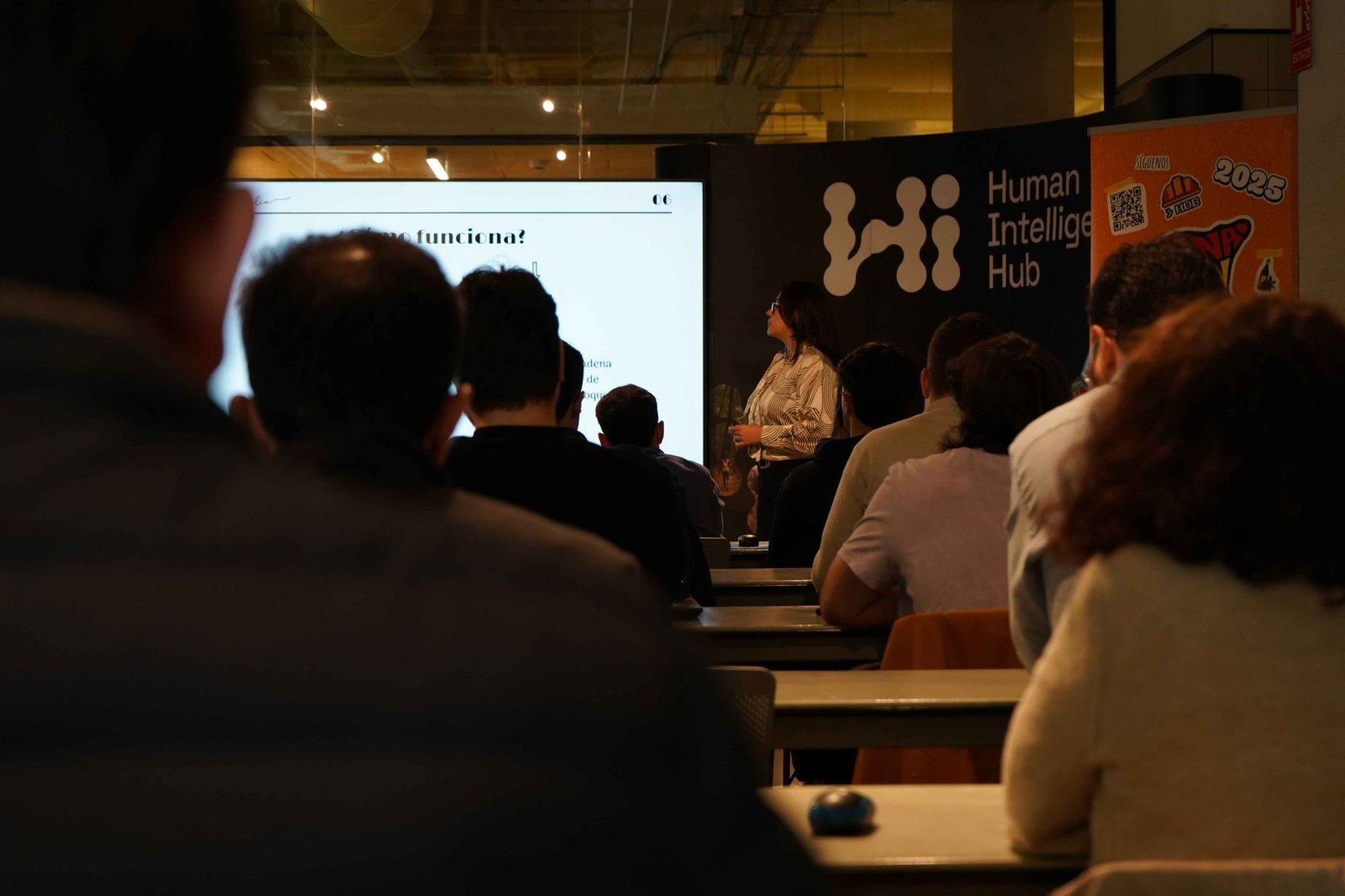 Asistentes siguen una presentación en Hi Coruña.