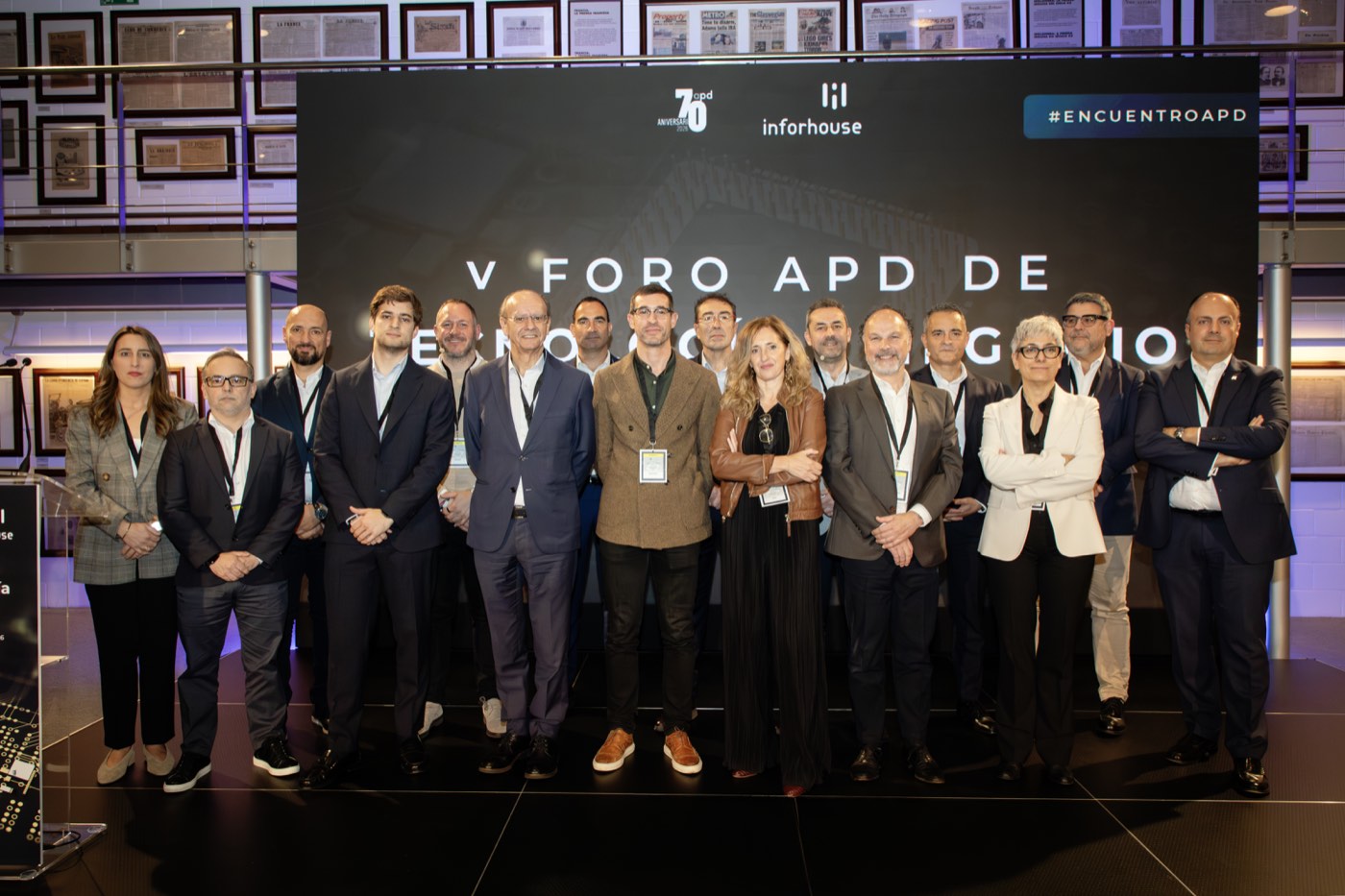 Foto de familia de los ponentes del V Foro APD de Tecnología y Negocio en la sede de La Voz de Galicia en A Coruña.