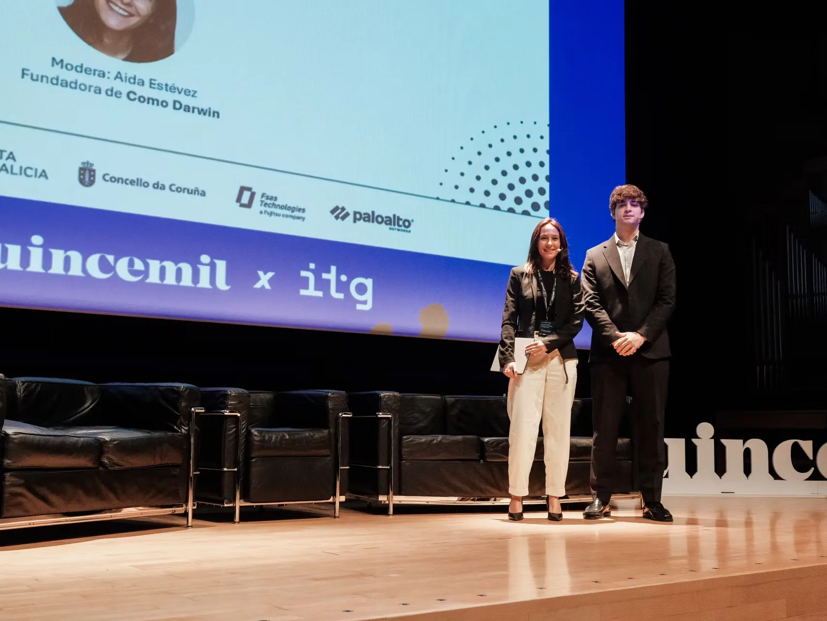 Aida Estévez y Pablo Gómez posan juntos en el escenario del Foro CTV 2026