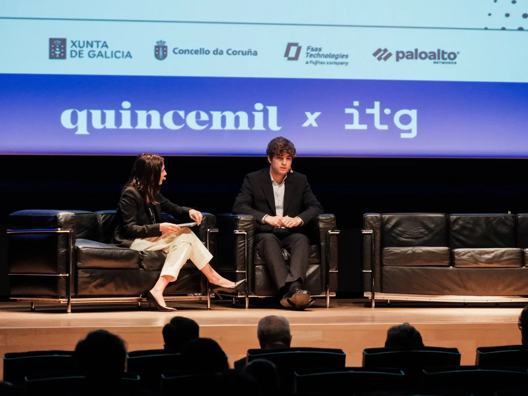 Pablo Gómez y Aida Estévez conversan ante el público del auditorio del Foro CTV