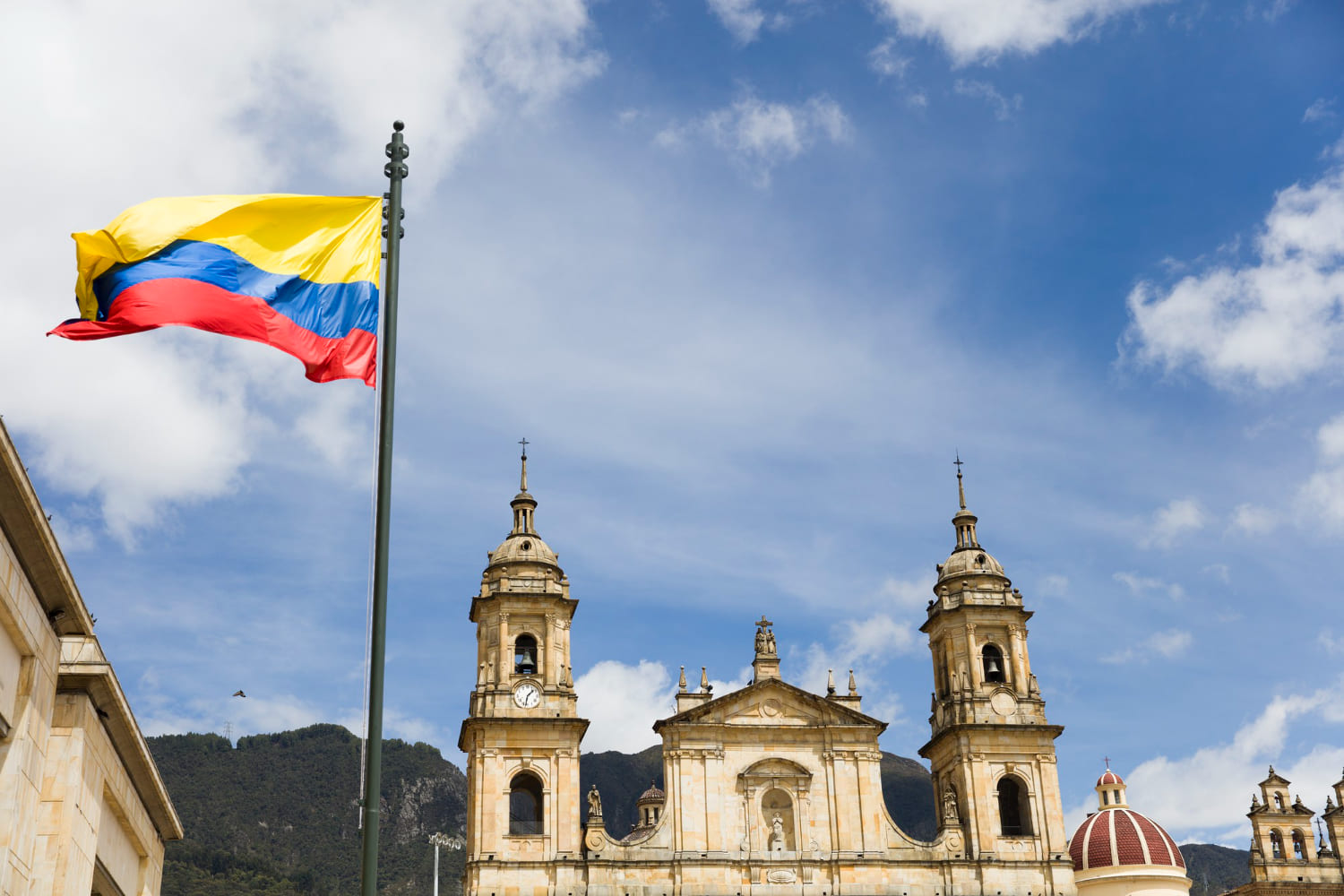 Descubre la regulación blockchain en Colombia (PSAV, SFC, UIAF, DIAN, Proyecto de Ley 510/2025)
