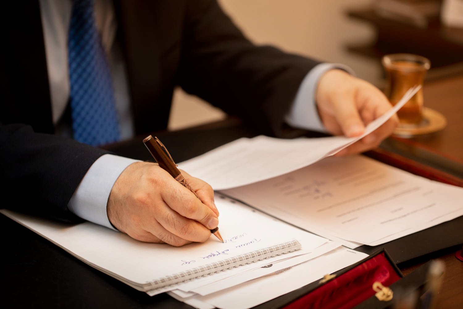Descubre la regulación blockchain en Suiza (DLT Act, FINMA, FINSA, BNS, FINIA)