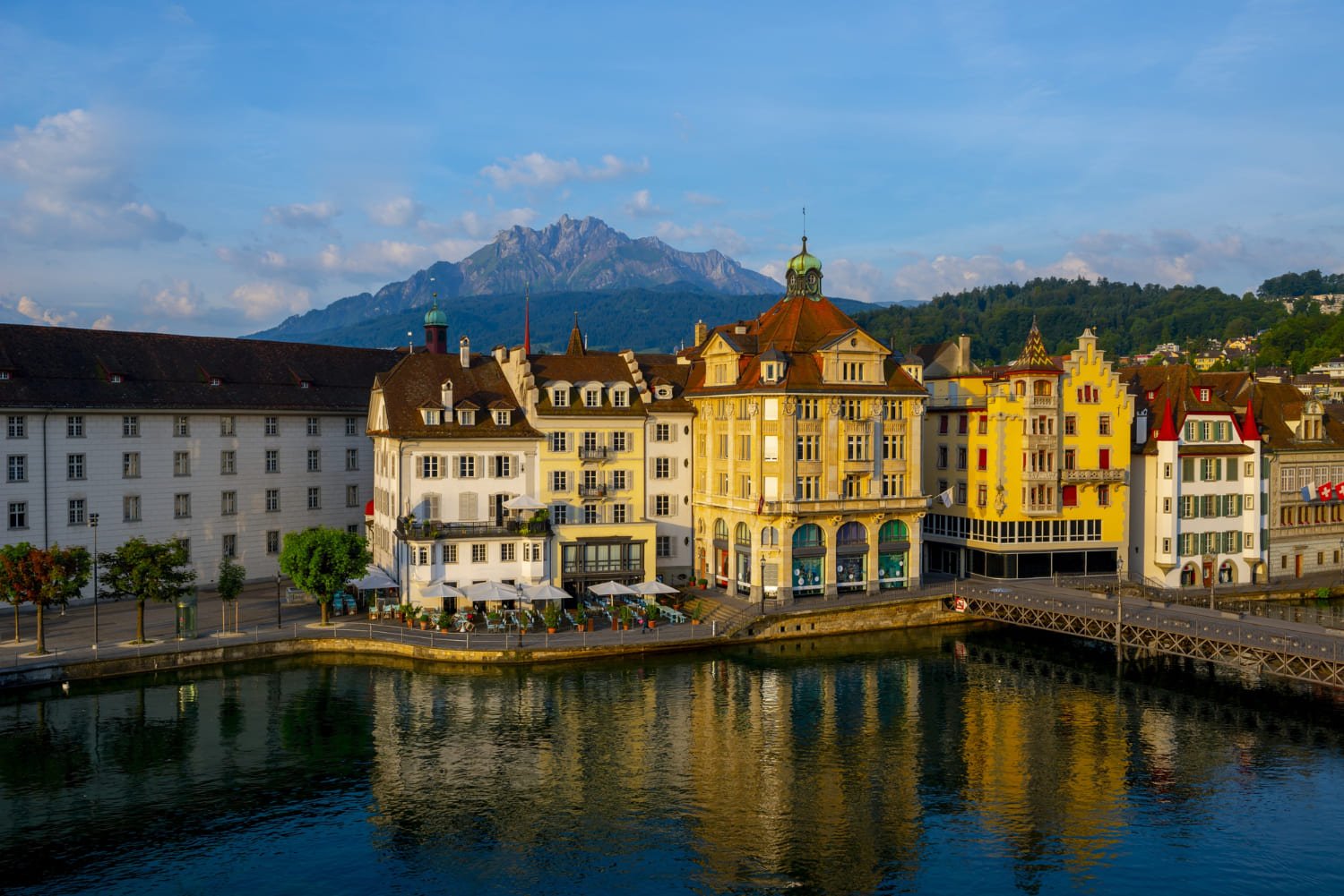 Descubre la regulación blockchain en Suiza (DLT Act, FINMA, FINSA, BNS, FINIA)